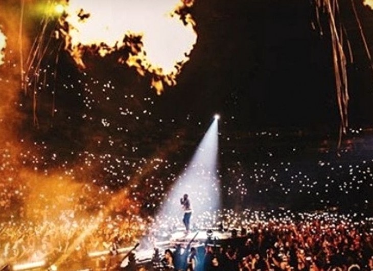 A concert crowd
